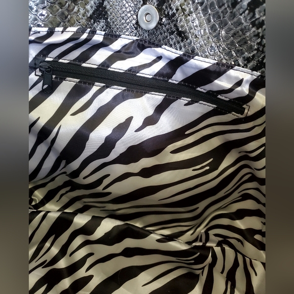 Women's gray and black faux snakeskin hobo Style bag with extra strap - Picture 13 of 13